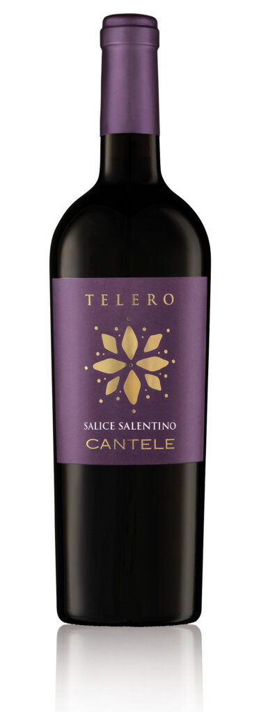 Pensi che l’immaginazione si soffermi più a lungo su un’amante, finché non incontri un labirinto di afrori, un vino antico quanto l’acquasantiera sfiorata con i polpastrelli ed i salmi cari agli angeli di pietra barocca. Un salmo enologico chiamato Negroamaro. Questo vitigno è l’altare, l’anima nera-nera del Salento, penisola d’acqua che nel suo nome intreccia la declinazione latina, niger, e greca, mavros, d’una natura amarognola.

Il Negroamaro, Niuru Maru per i contadini, nel secolo scorso era utilizzato unicamente per tagliare i vini del Nord ed era considerato ponte tra il Tacco ed il resto d’Italia, quando queste latitudini erano un confine ancora inesplorato e considerato per certi versi esotico. La storia del Negroamaro, oggi prodotto in purezza, è così diventata storia di tutti, atlante liquido e identità diffusa.

Grappoli dalla polpa dolce a maturazione tardiva, caratterizzati da una preziosa versatilità, esprimono una delle denominazioni più importanti di Puglia, il Salice Salentino. Questo vino è certamente uno dei sinonimi della terra di frontiera cantata dai poeti.